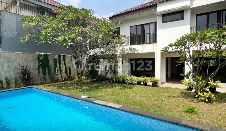 RUMAH CANTIK HALAMAN LUAS LOKASI CILANDAK, JAKARTA SELATAN