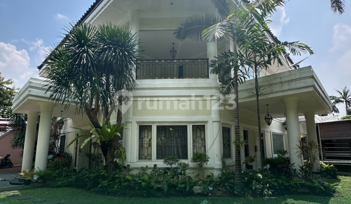 CHEAP MODERN CLASSIC HOUSE IN KEBAYORAN BARU, PRIME LOCATION, SPACIOUS GARDEN, PEACEFUL