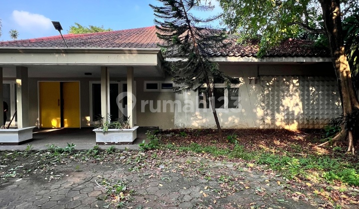 RUMAH LAMA HITUNG TANAH DALAM KOMPLEK KEMANG, JAKARTA SELATAN