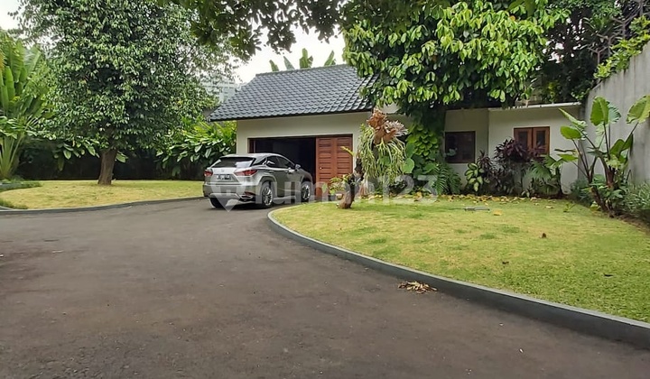 RUMAH MEWAH CIPETE NUANSA RESORT, GARDEN LUAS, PRIVATE SWIMMING POOL