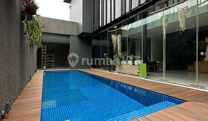 MODERN TROPICAL HOUSE KEBAYORAN BARU BY NATATEKA, SIAP HUNI