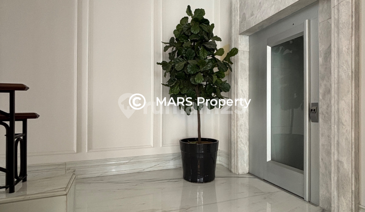 MODERN CLASSIC HOUSE MEWAH, STRATEGIS DI MEGA KUNINGAN 2