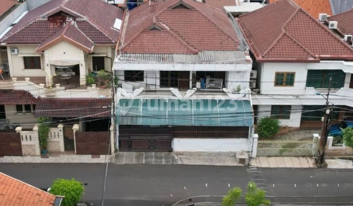 Tomang - For Sale, Suitable for Boarding House & Residence. Strategic Location Near Offices & Campus. Easy Access, Wide Roads, Flood-Free.