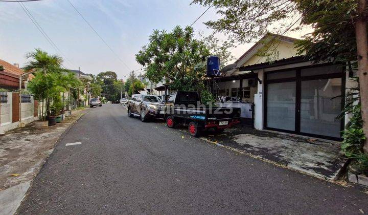 Rumah Hitung Tanah SHM 1.5Lantai Letak Strategis di Kebayoran Jakarta 1