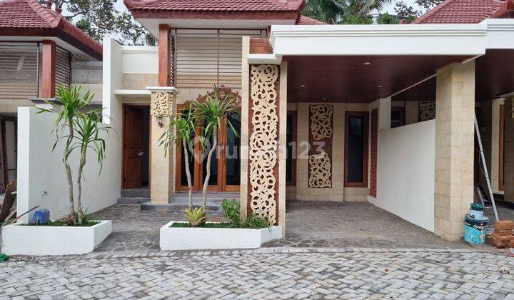 Rumah Mewah Harga Murah di Tepi Jalan Mertoyudan 1