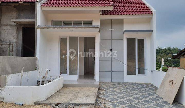 RUMAH MURAH FASILITAS KOLAM RENANG DI SEYEGAN 1