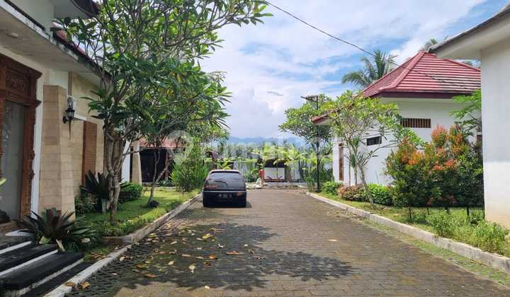 Luxury Villa with Beautiful Hill Views Near Borobudur Land