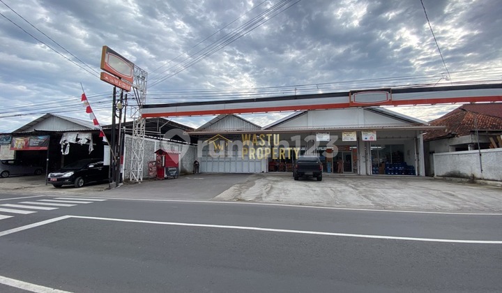 Large Shop House with Spacious Land for Quick Sale on Jl. Imogiri Barat