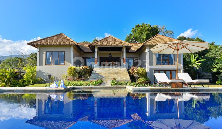 Villa di lereng bukit Lovina dengan pemandangan laut (NB-V083)