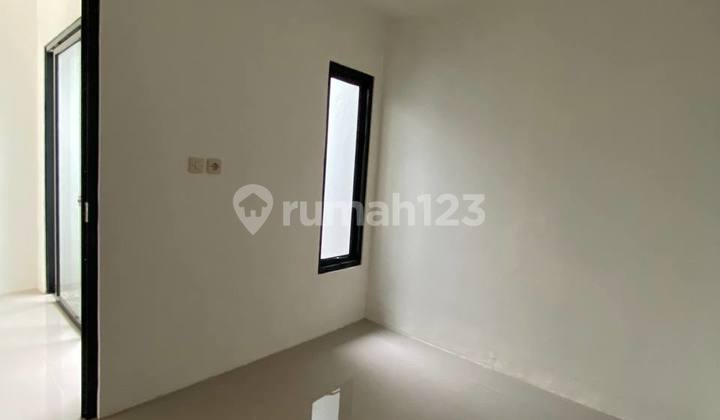 New 2-Story House Priced as 1-Story 3km from Depok Lama Station 2