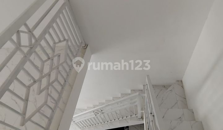 Rumah mewah dua lantai berkualitas dengan fasilitas lengkap 2