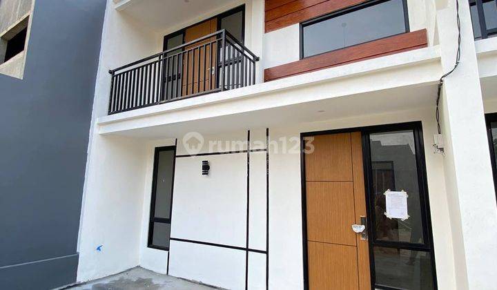 Dijual rumah siap huni SHM posisi hook LT91 deket stasiun depok 2