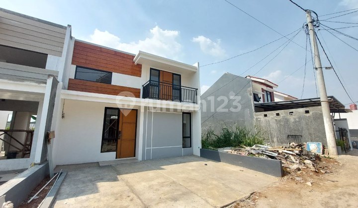 For Sale Ready-to-Occupy House 3 Bedrooms 2 Bathrooms Near Station & Toll Road