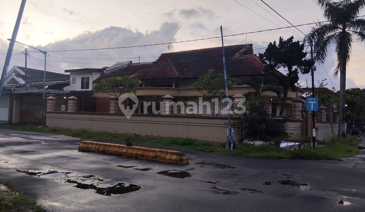 Rumah Pojok Kawasan Perumahan Elite Jember 1