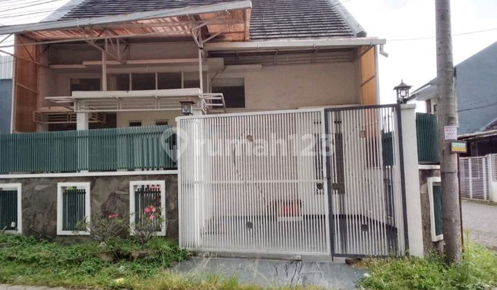 Rumah Tengah Kota Jember 1