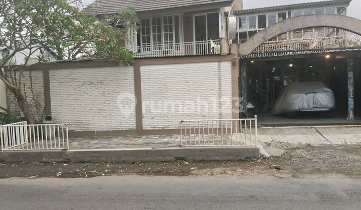 Rumah Usaha Dekat Bandara Jember
