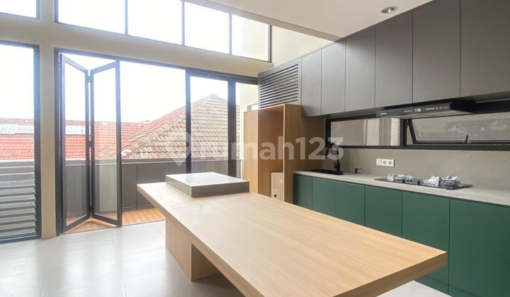 Dijual Rumah 3 Lantai Modern Tropis Minimalis, Semi Furnished di Area Kemang Utara