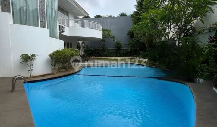 Dijual Rumah Cantik dan Mewah, Ada Taman Belakang Yang Luas Serta Kolam Renang, Mega Kuningan 2