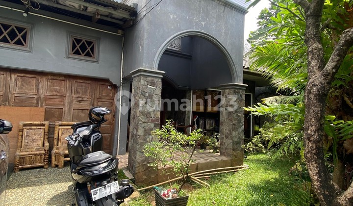 Dijual Rumah Cerah dengan Halaman Luas dan Area Luar Ruangan di Lingkungan Tenang, Pejaten Barat