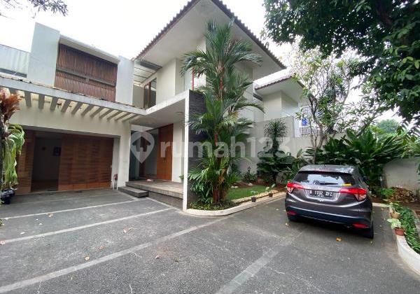 Rumah Modern dengan Tata Letak Menakjubkan, Taman, dan Kolam Renang Pribadi di Kemang