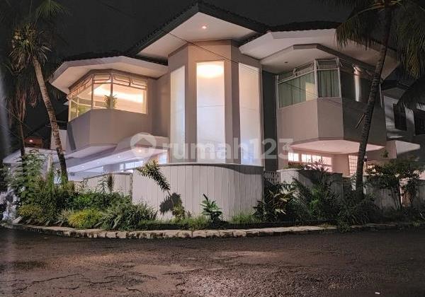 Disewa Rumah Indah 3 Kamar Furnished Di Komplek Dengan 24 Jam Security dan 300 meter Jalan Kaki Ke Gandaria City Mall