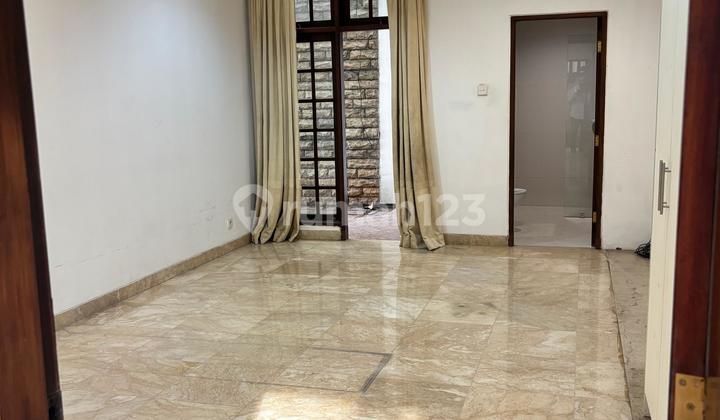 Disewa Rumah American Classy dengan 4 Kamar Tidur dan Ensuite Bathroom di Area One Gate System Elite Permata Hijau Jakarta Selatan 2