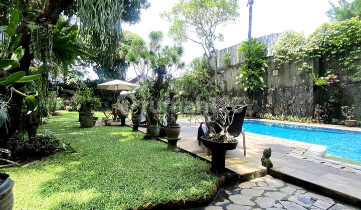 Dijual Rumah Indah dengan Taman Luas Seperti Resort di Pejaten Barat