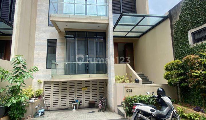 Rumah Modern Dalam TownHouse Pakai Private Pool, Dekat Dengan Sekolah Al-Jabr, Jakarta Selatan