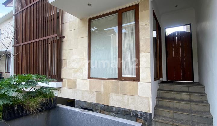 Disewa Rumah Cantik dengan Interior Furnish Yg Mewah di Dalam Townhouse, Lokasi Tenang dan Dekat ke Sekolah International, Kemang 2