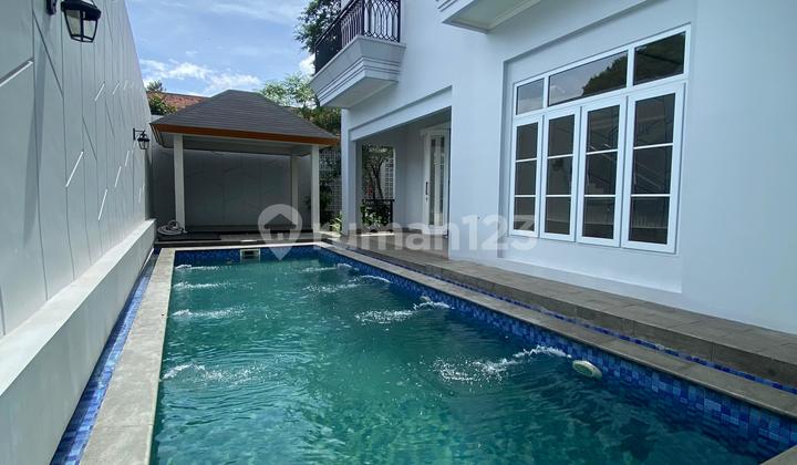 Dijual Rumah Baru Mewah dengan Taman dan Swimming Pool di Area Elite Brawijaya Darmawangsa, Balkon Disetiap Kamar