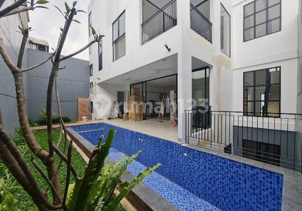 Disewa Rumah High Ceiling 3 Lantai Luas dan Cantik, Pakai Kolam Renang di Area Elite dan Tenang Jakarta Selatan