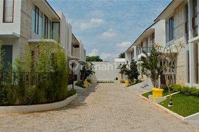 Disewa Rumah Minimalis Modern di Town House Den Private Swimming Pool
