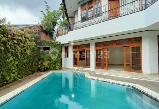 Disewa Rumah 4Br di Area Elite Darmawangsa, Cocok untuk Silent Office atau Rumah Pribadi. Pakai Kolam Renang dan Taman Luas, Jakarta Selatan