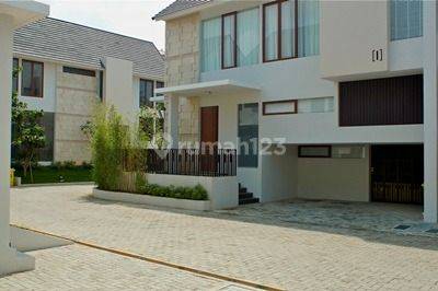 Disewa Rumah Minimalis Modern di Town House Den Private Swimming Pool