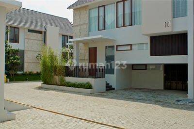 Rumah Minimalis Modern di Town House Den Private Swimming Pool