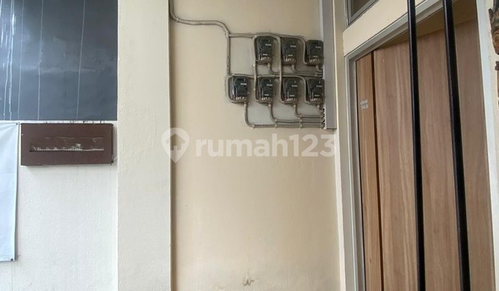 6-Bedroom Boarding House Complete with 6 Km and 1 Km and Living Room Kitchen on 1st Floor Walking Distance to Pizza Hut Benhil, Central Jakarta 2