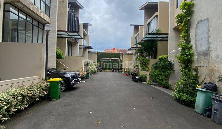 Rumah Modern Dalam TownHouse Pakai Private Pool, Dekat Dengan Sekolah Al-Jabr, Jakarta Selatan