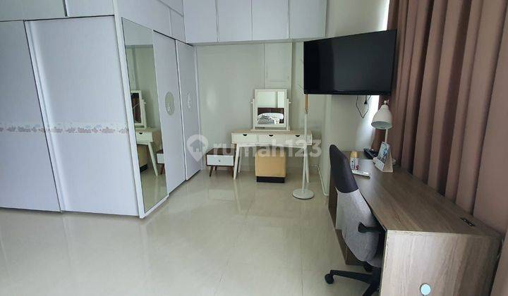 TOWN HOUSE di PURI MANSION 3 Lantai FURNISHED Baru , VIEW POOL 2