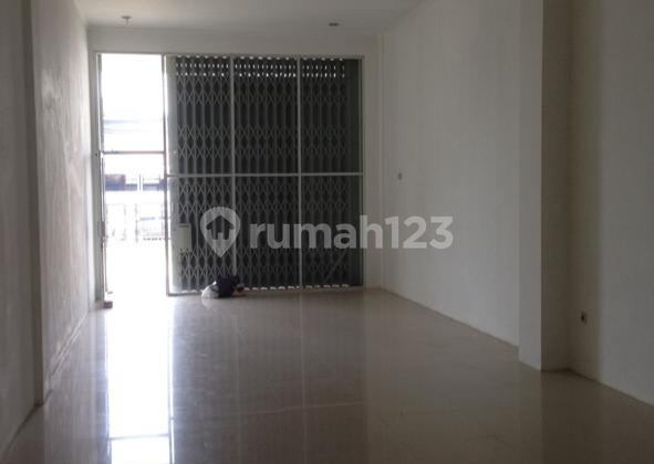 3-Unit Row Shophouse on the Side of Serpong Main Road, 3.5 Floors, Large Parking Area 2
