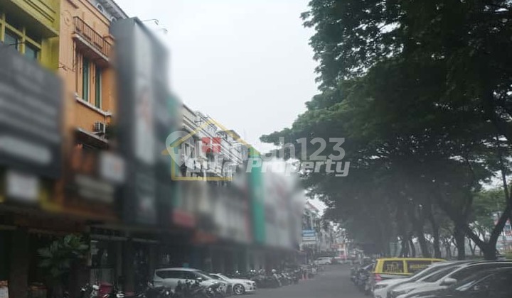 For Rent: Shop House Facing the Road in BSD City, Busy Area, 5 Minutes to Rawa Buntu Station, 5 Minutes to Jakarta Toll Gate 2
