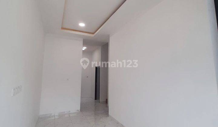 Available Rumah Minimalis Modern 2 Lantai Masih Tahap Pengecatan Ulang  1