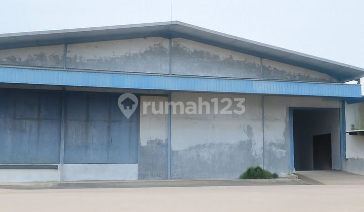 Clean Warehouse Ready to Use, Area 1300m2, Smooth/Epoxy Floor, Suitable for Food/Logistics/Furniture Warehouse, Located on Alexindo Roadside, Bekasi.