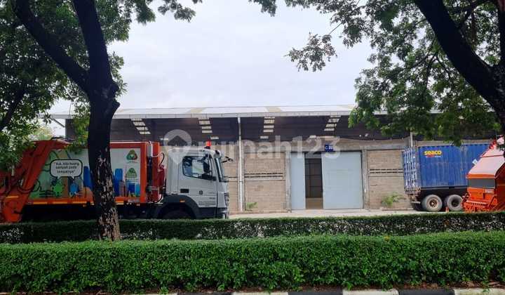 For Rent: Good Warehouse. Warehouse Complex. Location: Cakung, East Jakarta.