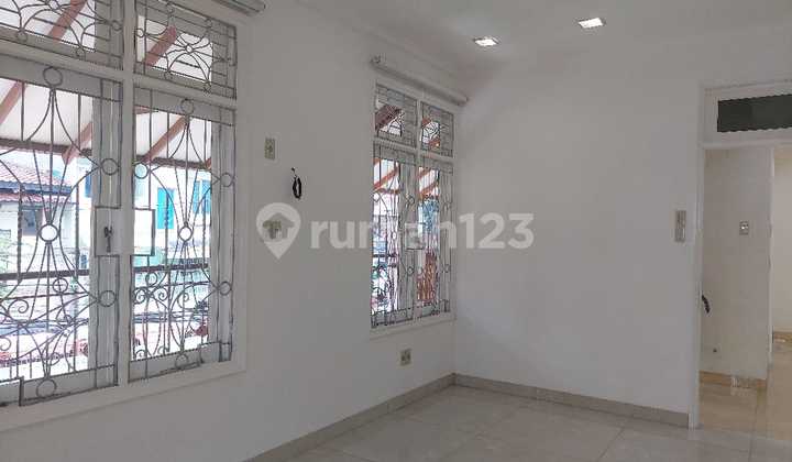 Rumah Hoek Tanjung Duren 2.5 Lantai Semifurnish Jakarta Barat Shy 2