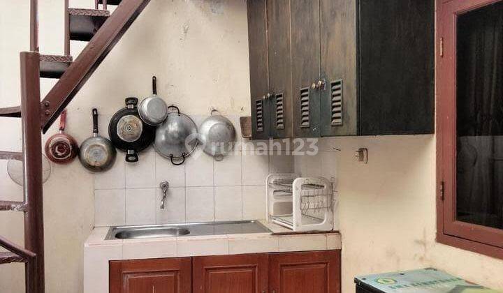 Rumah Luas Semi Furnished Dua Lantai Lokasi Strategis di Bintaro 2