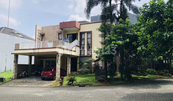 Rumah Hook di Delatinos BSD City ada Gazebo dan Kolam Ikan dekat Tol