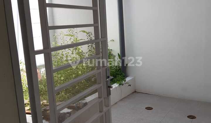Rumah 1 lantai hook di Graha Padma 5