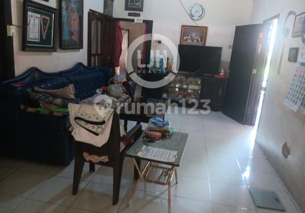 Rumah dengan Halaman Luas di Karangrejo 1