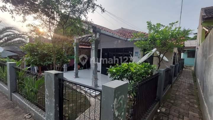 Di jual rumah dengan halaman luas di jl.kemang Cilodong Depok 1