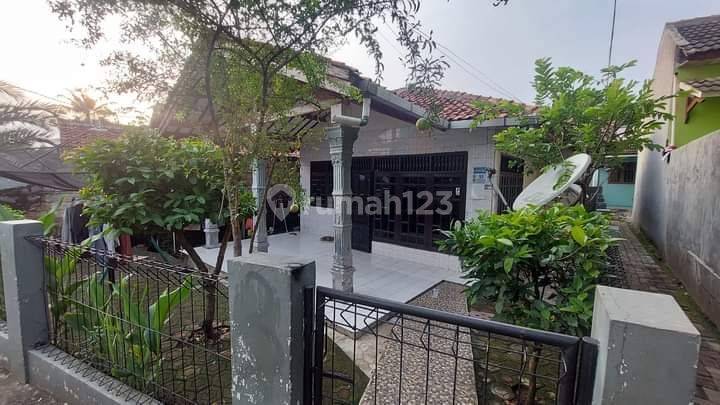 Di jual rumah dengan halaman luas di jl.kemang Cilodong Depok 2